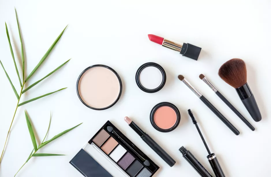 Un maquillage haute tolérance pour les fêtes avec Eye Care