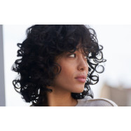 Perruque en cheveux naturels ou perruque synthétique : quelle est la meilleure option ?
