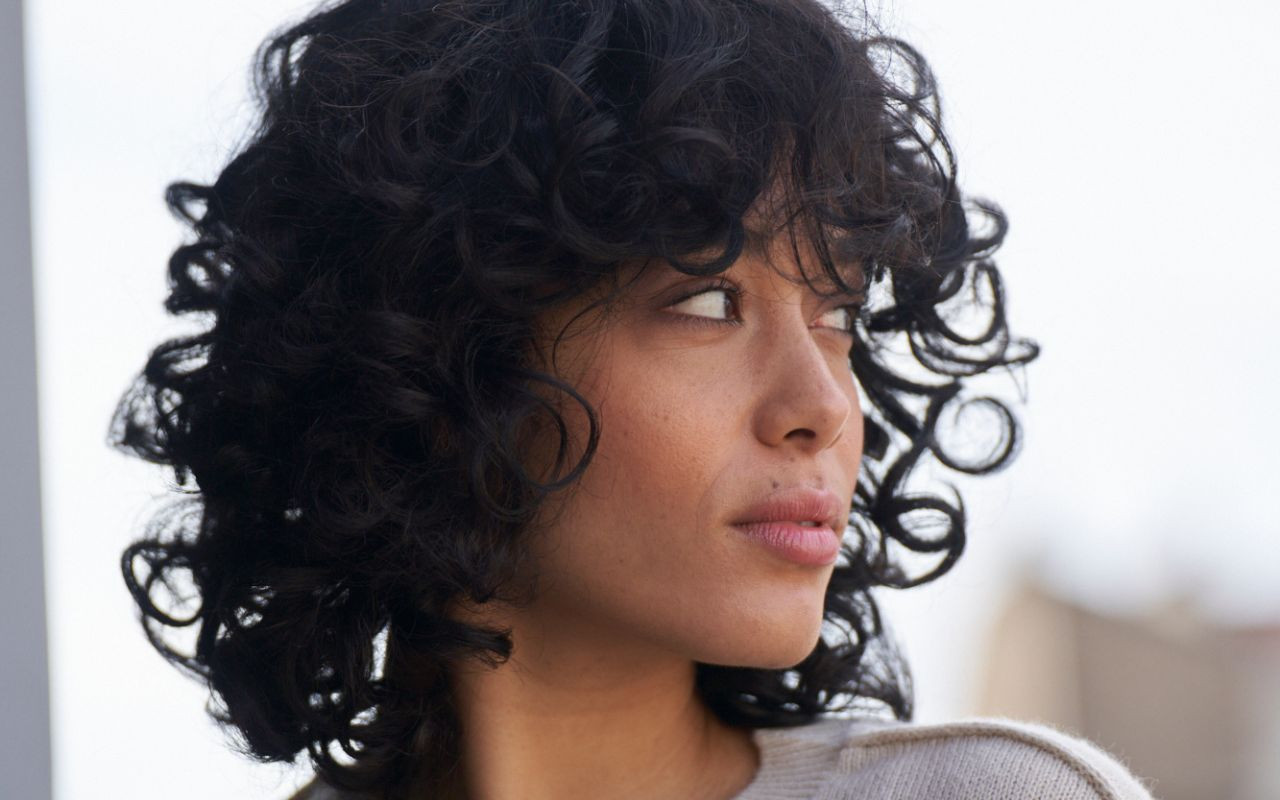 Perruque en cheveux naturels ou perruque synthétique : quelle est la meilleure option ?